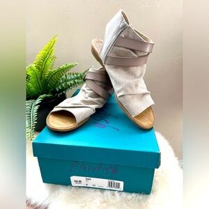 EUC Blowfish Malibu Balla Sandals *in box*